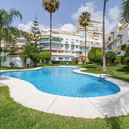 Malagasuite Bajondillo Pool Apartment *